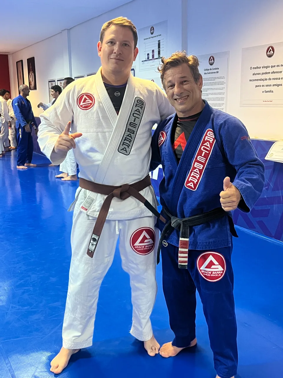 Praticantes de Jiu-Jitsu no tatame da Gracie Barra Itapema