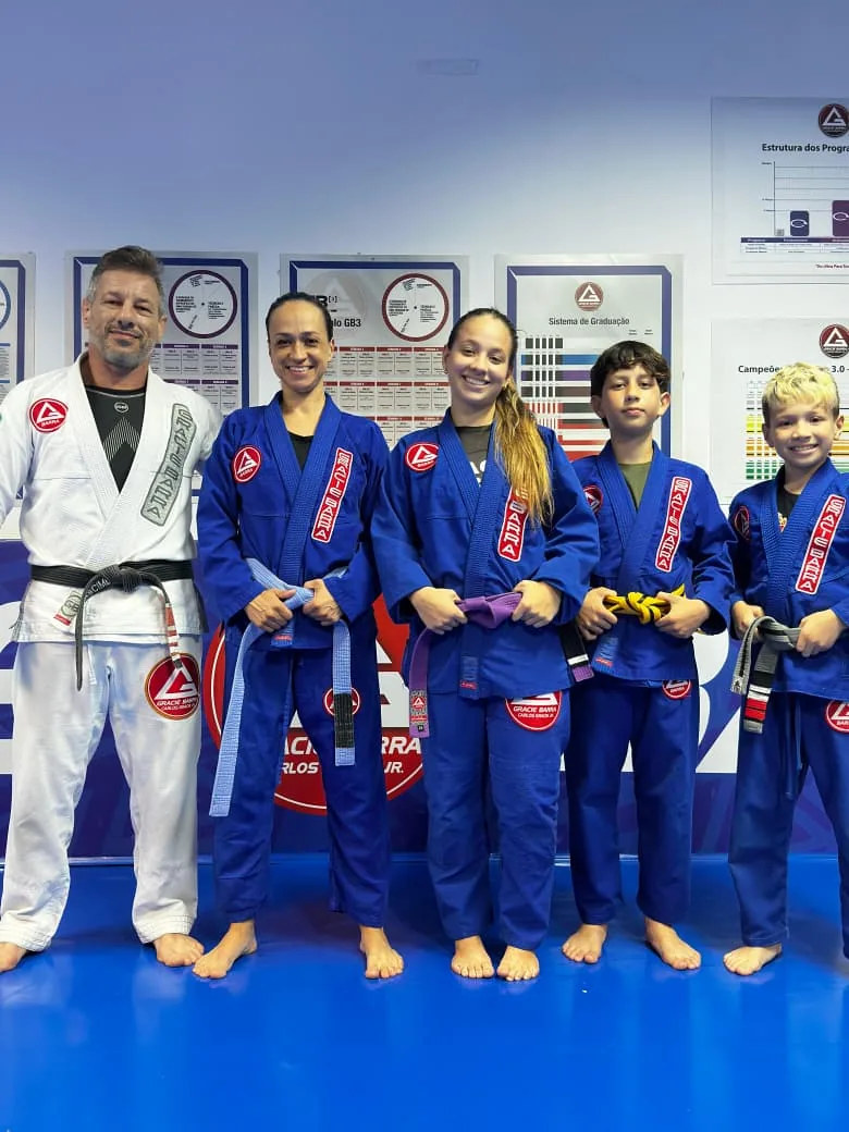 Praticantes de diferentes gerações juntos na academia