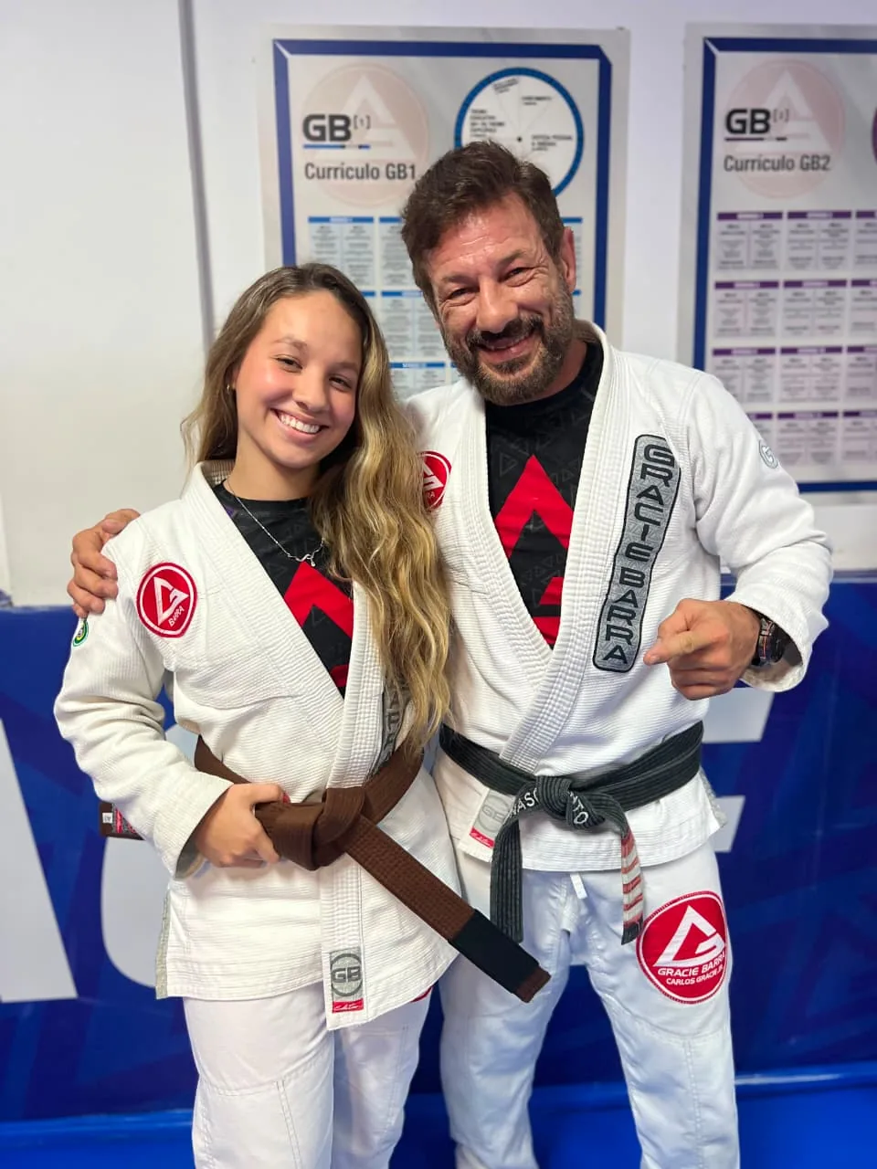 Praticantes celebram uma etapa da jornada no Jiu-Jitsu