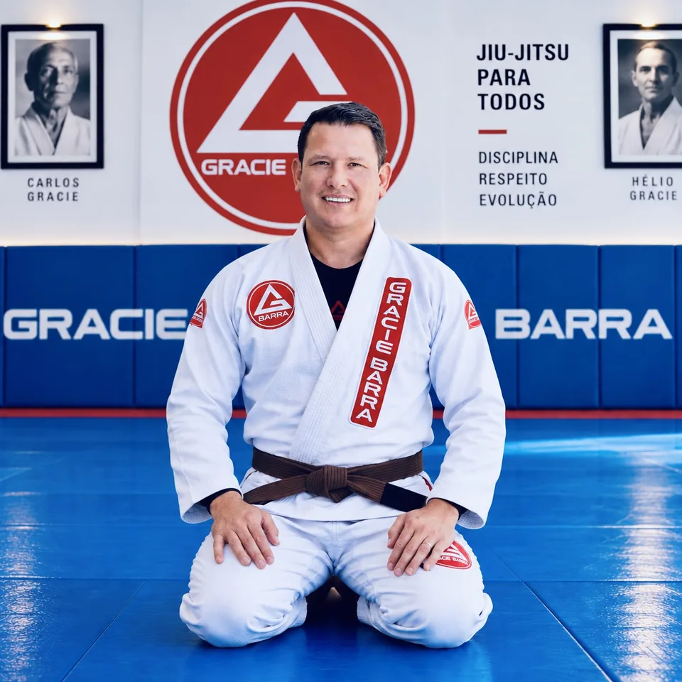Praticante de kimono branco e faixa marrom no tatame