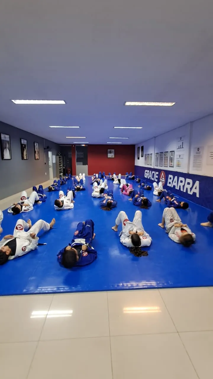 Aula em grupo no tatame azul da Gracie Barra Itapema